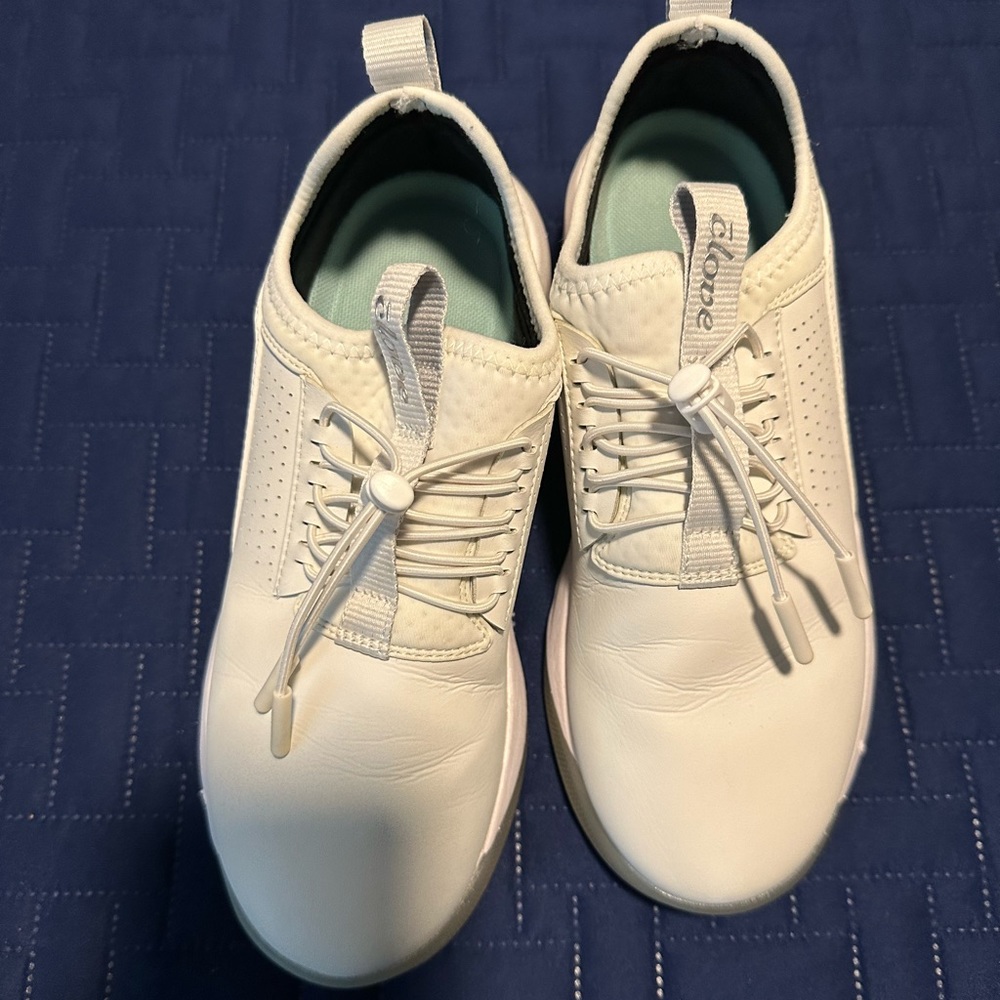 Clove nursing shoes